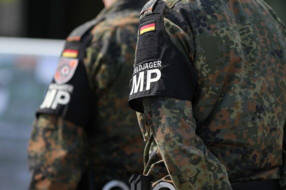 Militärische Unabhängigkeit Europas: Soldaten, strategische Aufrüstung, Herausforderungen und Kooperation mit Atommächten.