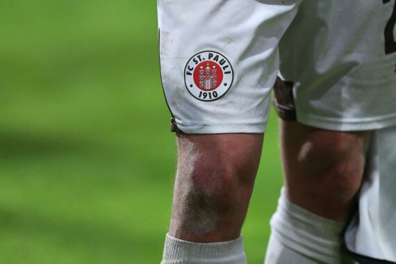 Tomoya Ando im FC St. Pauli-Trikot, symbolisch für seinen Wechsel und neue Chancen.