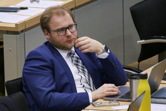 Ein Politiker spricht über Cybersicherheit und fordert ein Informationssicherheitsgesetz für Sachsen-Anhalt.