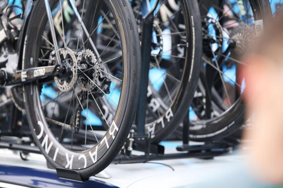 Fahrräder in einem Geschäft, symbolisiert die krisengeplagte Fahrradindustrie und sinkende Verkaufszahlen.