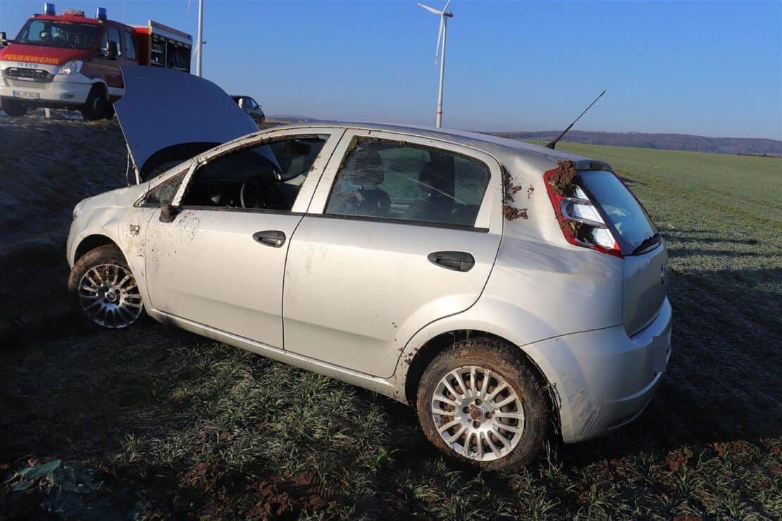 Fahrzeug landet auf Feld bei Steinheim