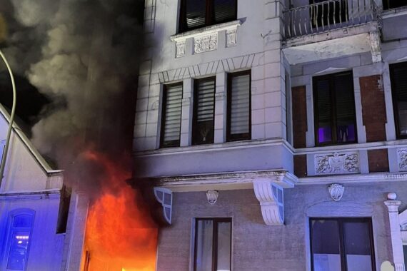 Feuerwehr im Einsatz, Rauch und Flammen aus Mehrfamilienhaus in Bremerhaven, Rettungsmaßnahmen underway.