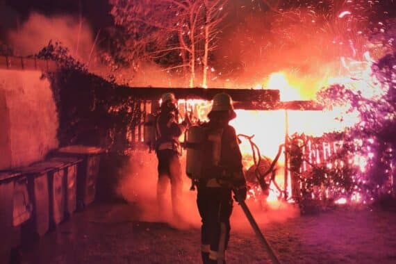 Feuerwehr im Einsatz, Brand eines Holzschuppens, Flammen, Rettungsaktion, Lüneburger Straße, Silvester.