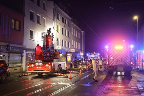 Brennender Unrat in Essen, Feuerwehr im Einsatz, Rauch zieht in Wohnhaus.