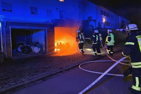 Feuerwehr bei nächtlichem Einsatz, löscht Brände, rettet Bewohner, zeigt Einsatzbereitschaft und Gemeinschaftsgeist.