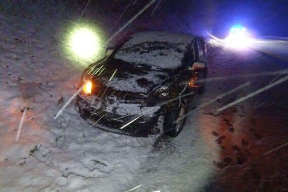 Unfallfahrzeug auf der Autobahn, Feuerwehr sichert die Einsatzstelle und schützt Verletzte.