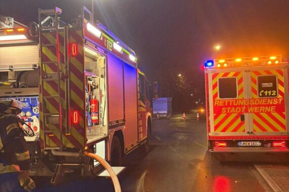 Brennende Müllcontainer an der Bahnhofstraße, Feuerwehr im Einsatz, Neujahrseinsatz in Werne.