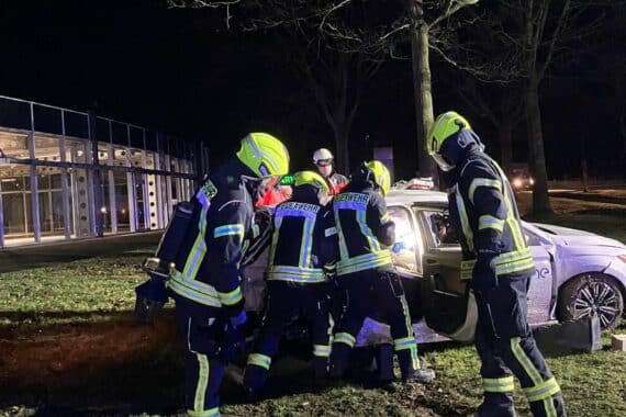 Feuerwehr rettet Person aus PKW nach Verkehrsunfall in Ahlen, nächtliche Einsatzszene.