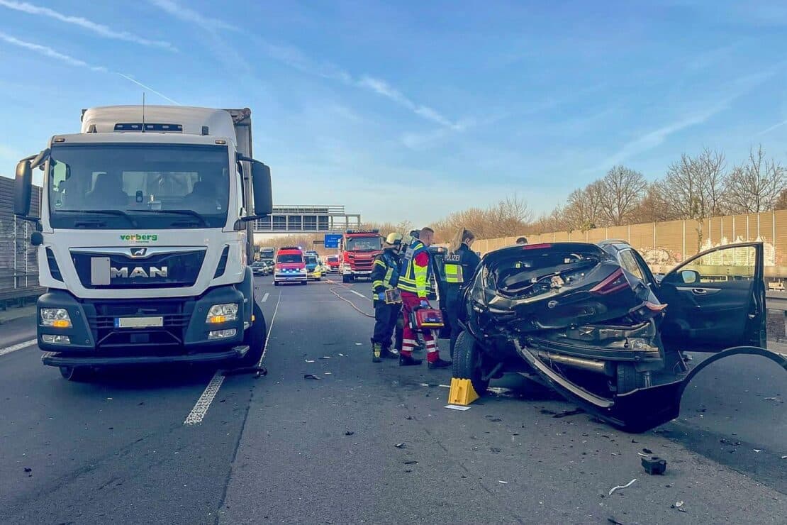 Feuerwehr befreit eingeklemmten Fahrer nach Unfall auf A 448 bei Bochum