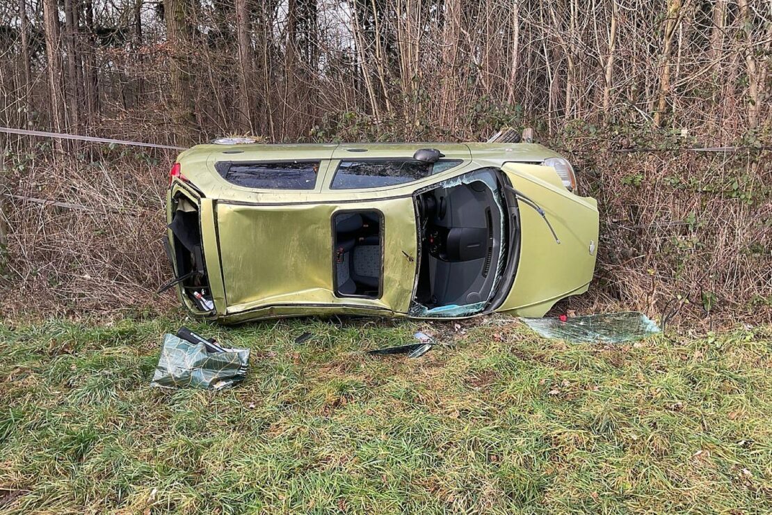 Feuerwehr befreit eingeschlossene Person nach Unfall in Alpen