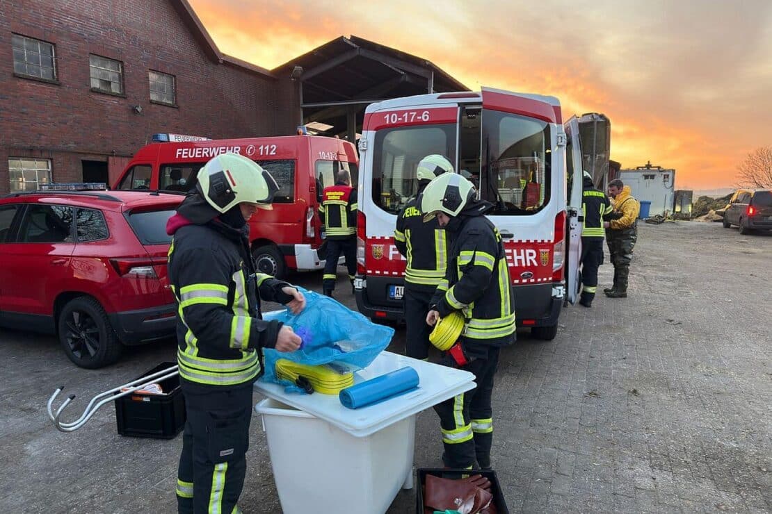 Feuerwehr befreit zwei Kühe aus Güllegrube in Aurich-Brockzetel