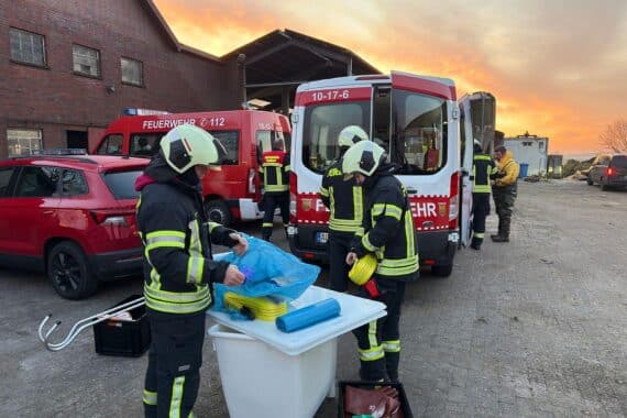 Zwei Kühe werden von Feuerwehrleuten aus einer Güllegrube auf einem Bauernhof gerettet.