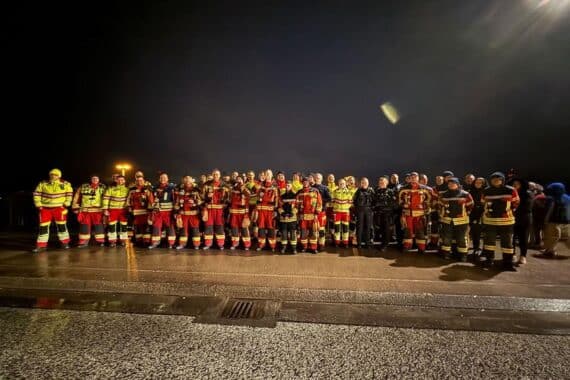 Gruppenfoto der Feuerwehr Neumünster, bereit für die ruhige Silvesternacht 2025.