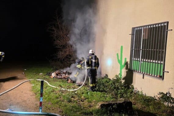 Feuerwehr löscht Brand an Gebäude während Silvesternacht, viele Einsätze wegen Feuerwerkskörpern.