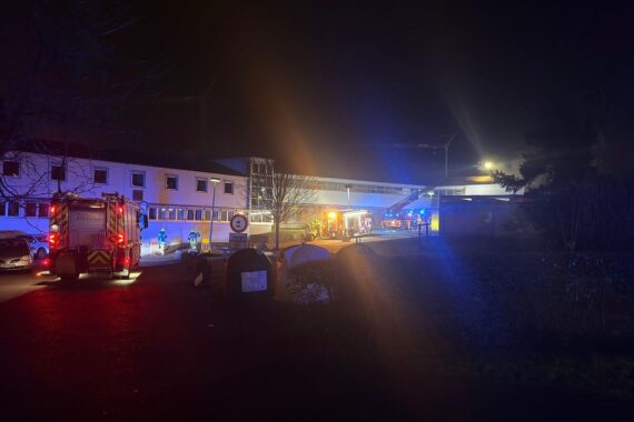 Feuerwehr im Einsatz bei Brand an Detmolder Realschule, starke Rauchentwicklung sichtbar.
