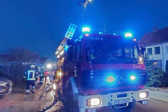 Kellerbrand in Celle: Feuerwehr im Einsatz, Rauchentwicklung, Löschaktionen, keine Personen in Gefahr.