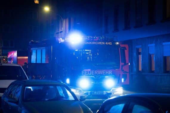 Feuerwehr bekämpft Kellerbrand in Neunkirchen, während Anwohner Löschversuche mit Eimern unternahmen.