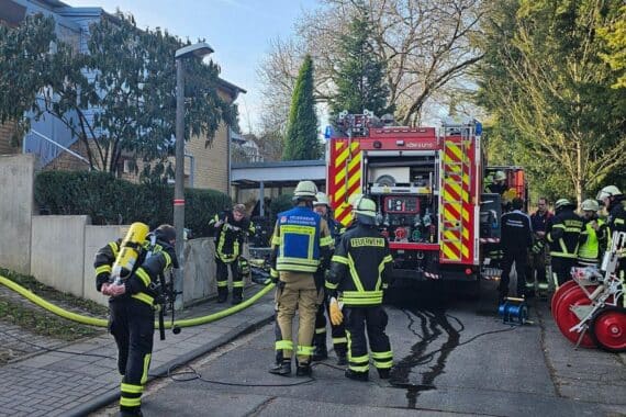 Einsatzkräfte der Feuerwehr löschen Küchenbrand und schützen Familie vor größerem Schaden.