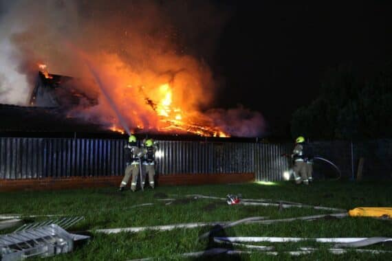 Scheune brennt in Gronau, Feuerwehr im Einsatz, Silvesternacht, Rauch und Flammen sichtbar.