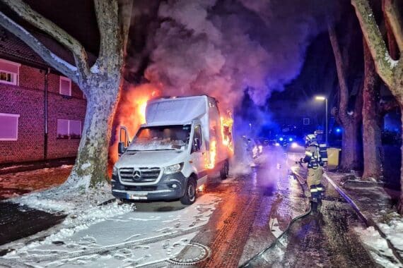 Feuerwehr löscht brennenden Transporter in Neuss-Weissenberg; winterliche Bedingungen erfordern zusätzliche Vorsichtsmaßnahmen.