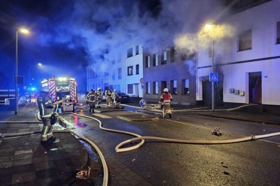 Feuerwehr Goch löscht Brände in Silvesternacht; Einsatzkräfte retten Bewohner und löschen Mülltonne.