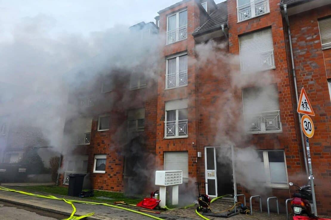 Feuerwehr rettet über 30 Bewohner bei Kellerbrand in Grevenbroich