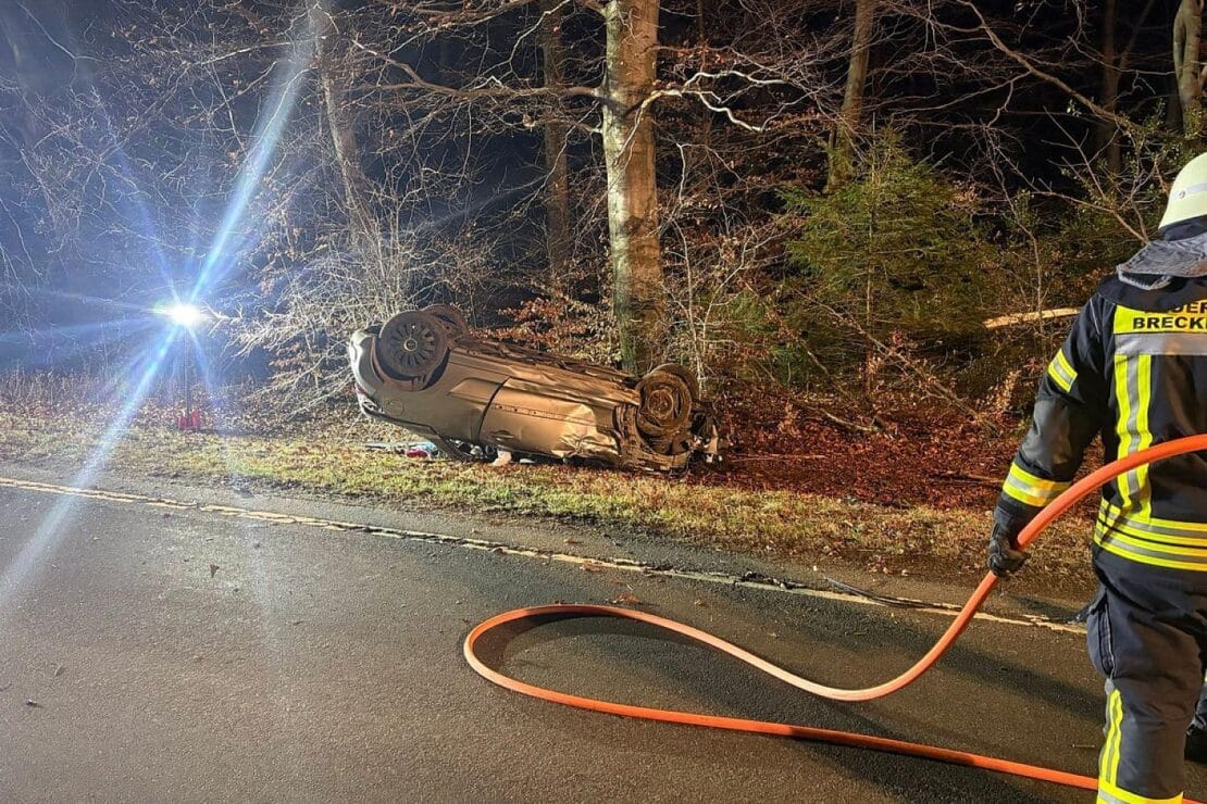 Feuerwehr sichert Hubschrauberlandeplatz und räumt nach Unfall auf L528 bei Breckerfeld auf