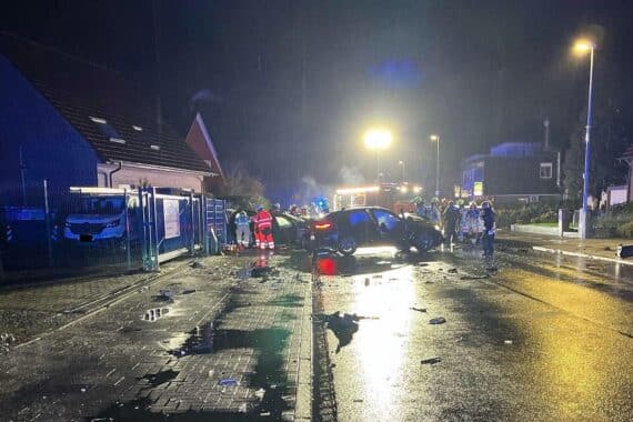 Schwerer Verkehrsunfall: Polizei, Rettungsdienste und beschädigte Fahrzeuge an Unfallstelle in Dülmen.