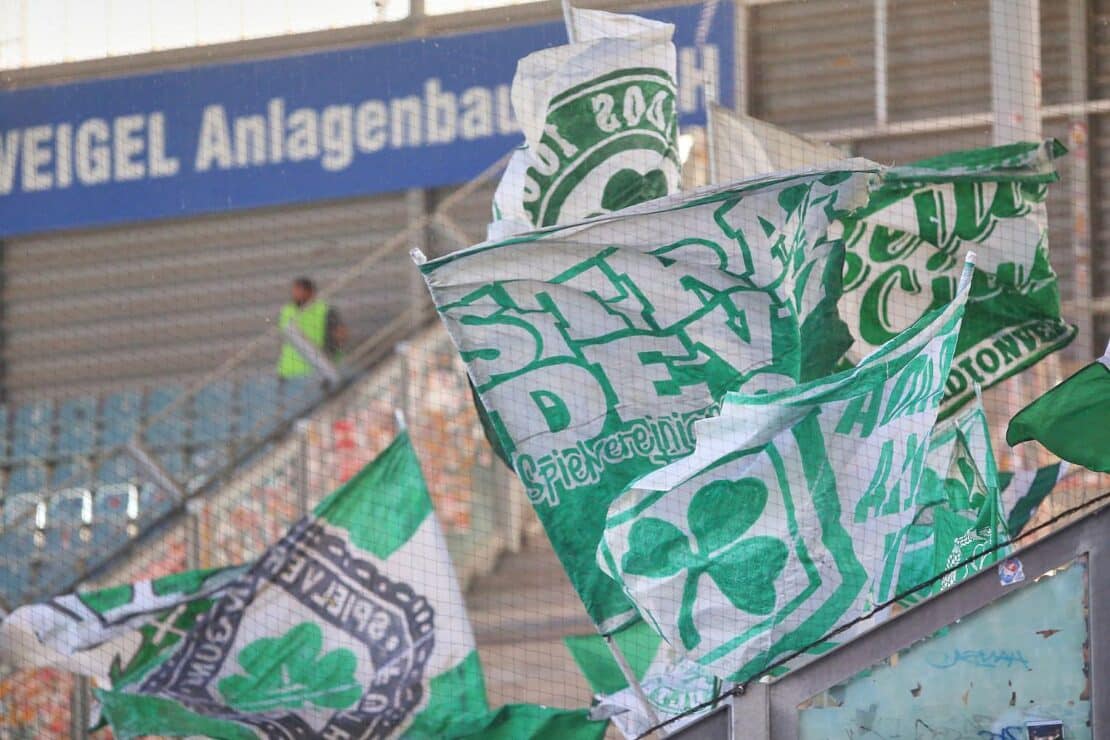 Fußballfans geraten in Fürth nach Spiel in Handgemenge