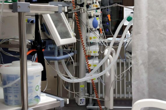 Ein Krankenhaus mit Intensivstation, symbolisch für die Diskussion über medizinische Behandlung Schwerstkranker.