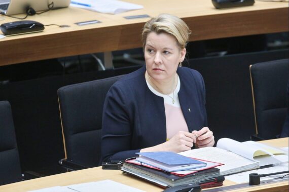 Franziska Giffey fordert Bundesunterstützung nach Stromnetzanschlag in Berlin, Sicherheitsbedenken betont.