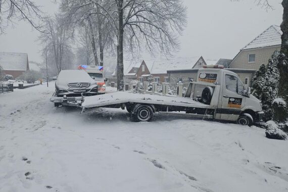 Unfall auf glatter Straße, Polizei vor Ort, beschädigte Fahrzeuge, Einsatzkräfte bei Arbeit.