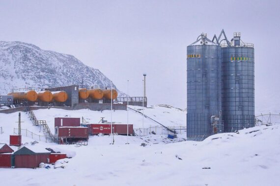 Industrieanlage in Grönland, die wirtschaftliche Entwicklung und US-Anliegen symbolisiert.