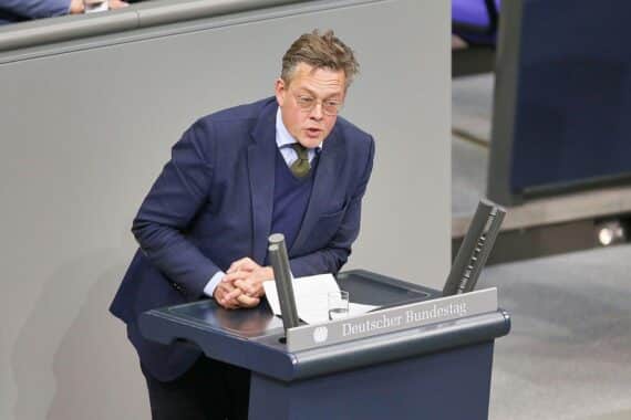 Konstantin von Notz diskutiert Sicherheitsrisiken vernetzter Autos und Marktregulationen in Europa.