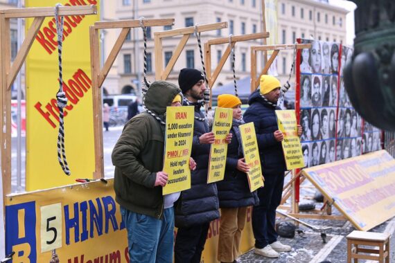Demonstration für einen Abschiebestopp in den Iran mit Protestschildern und engagierten Menschen.