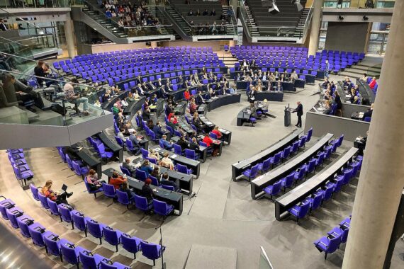 Bundestagssitzung mit Abgeordneten, Diskussion über Extremismus und staatliche Finanzierung.