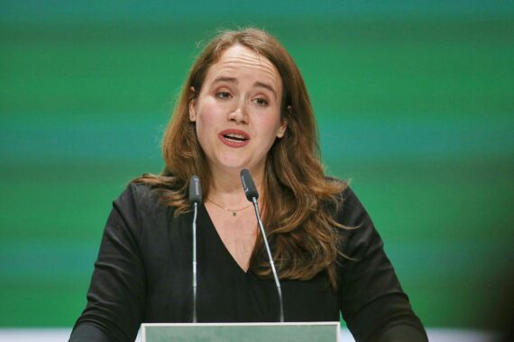 Ricarda Lang fordert ein Recht auf Vollzeit für Beschäftigte zur Verbesserung der Arbeitsbedingungen.