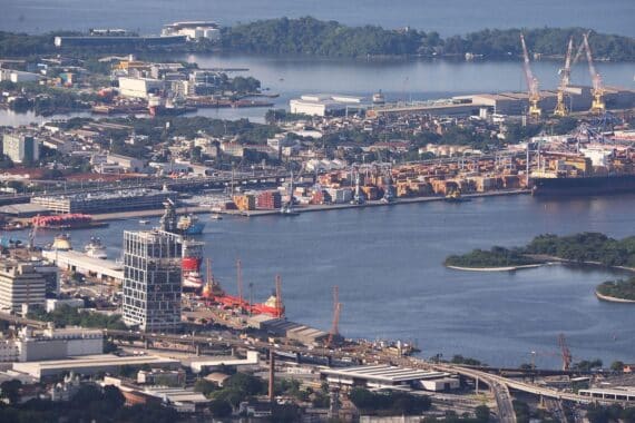 Hafenansicht von Rio de Janeiro, symbolisiert Handel und internationale Abkommen.