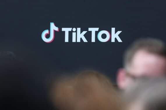 TikTok-Logo vor Hintergrund von Medienvielfalt und demokratischer Verantwortung in Hamburg.