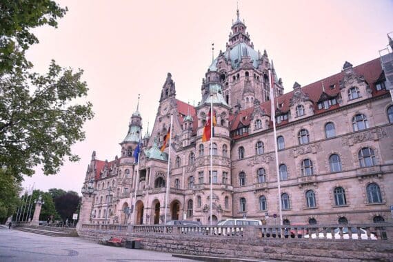 Rathaus von Hannover: Symbol für erfolgreiche Reduktion der Treibhausgas-Emissionen und Energiewende.