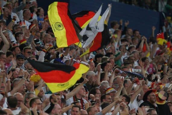 Fans der deutschen Nationalmannschaft unterstützen ihr Team leidenschaftlich während der Fußball-Weltmeisterschaft.