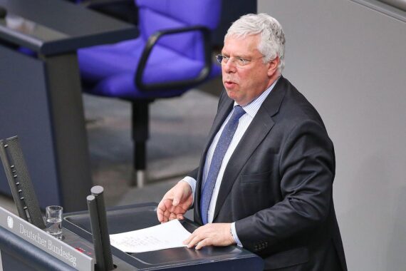 Jürgen Hardt diskutiert Sanktionsdruck gegen den Iran und schützt Exiliraner in Deutschland.