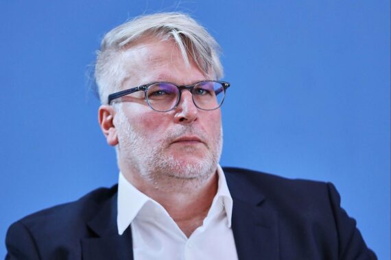 Markus Beier diskutiert Primärarztsystem; Warnung vor digitalen Ersteinschätzungen im Gesundheitswesen.