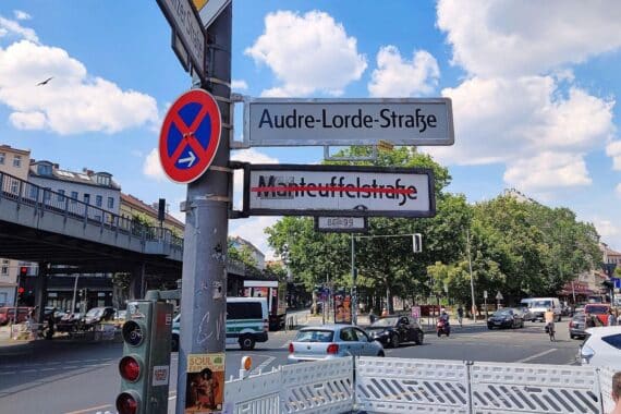 Mann zeigt Hitlergruß in Audre-Lorde-Straße, Auseinandersetzung mit Jugendlichen, Polizei ermittelt.