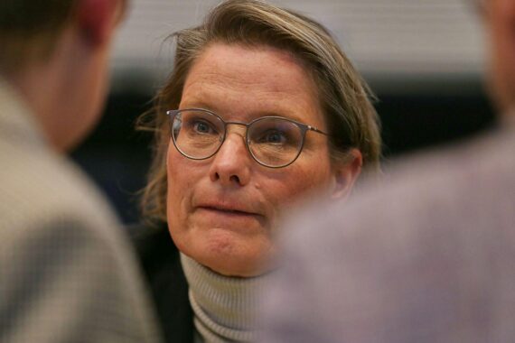 Stefanie Hubig spricht für besseren Schutz von Frauen vor partnerschaftlicher Gewalt in Deutschland.