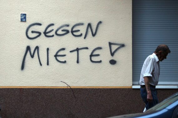 Graffiti mit "Gegen Miete" an einer Berliner Hauswand, symbolisiert Wohnungsnot und Mietproblematik.