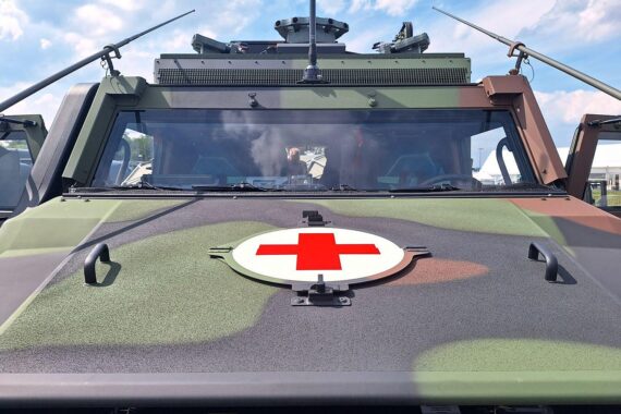Ein Bundeswehr-Sanitätsfahrzeug steht einsatzbereit, symbolisiert mangelnde Vorbereitung auf Chemiewaffenangriffe.