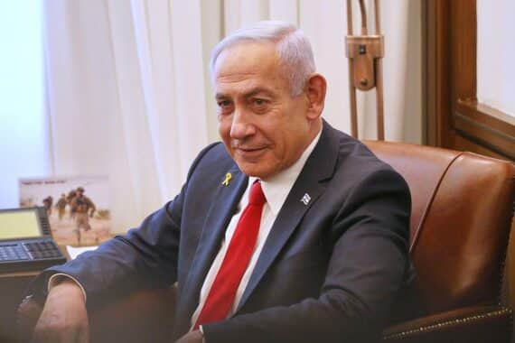 Benjamin Netanjahu diskutiert Demokratiebedenken und Gewalt im Westjordanland mit Ehud Olmert im Hintergrund.