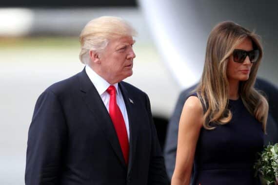 Donald und Melania Trump, symbolisch für autoritäre Politik und Demokratiebedrohung.