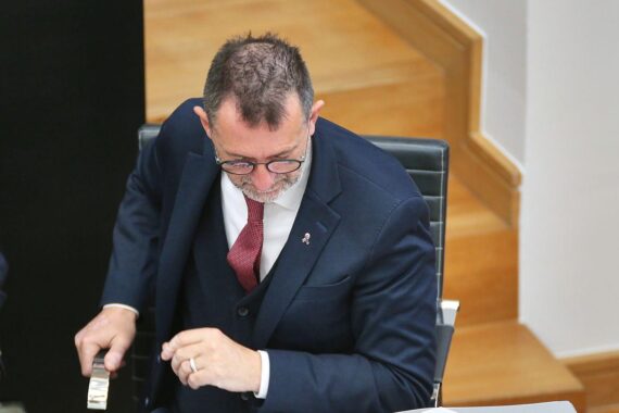Siegerteam des 1. FC Saarbrücken Tischtennis feiert den TTBL-Pokal-Finalsieg in Saarbrücken.